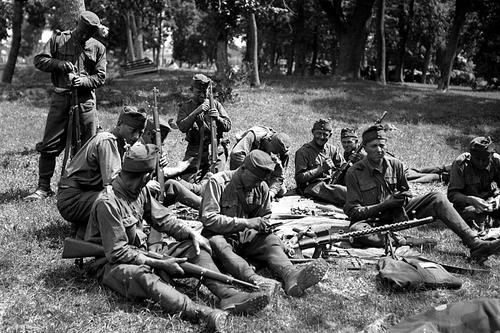 Венгерские солдаты чистят оружие на Донском фронте. Август 1942 г.