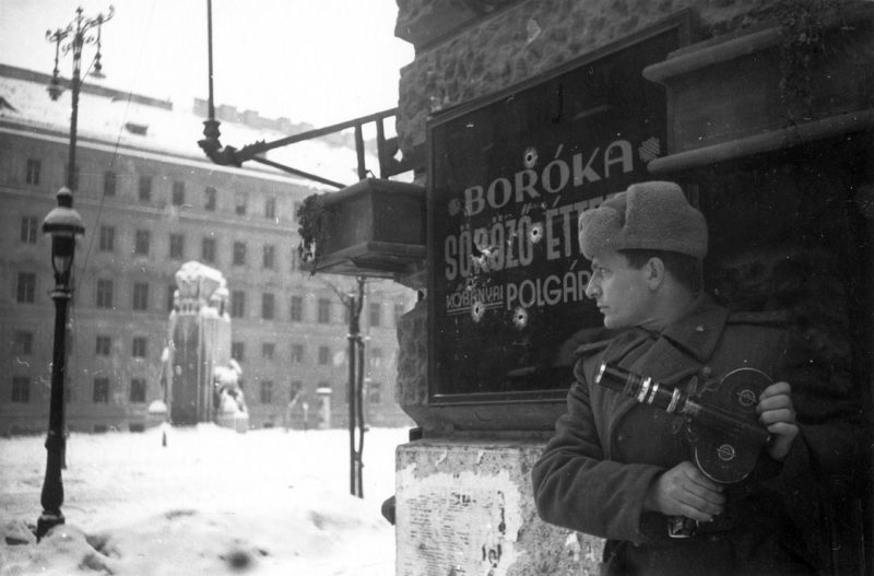 Советский кинооператор в Будапеште. Январь 1945 г.