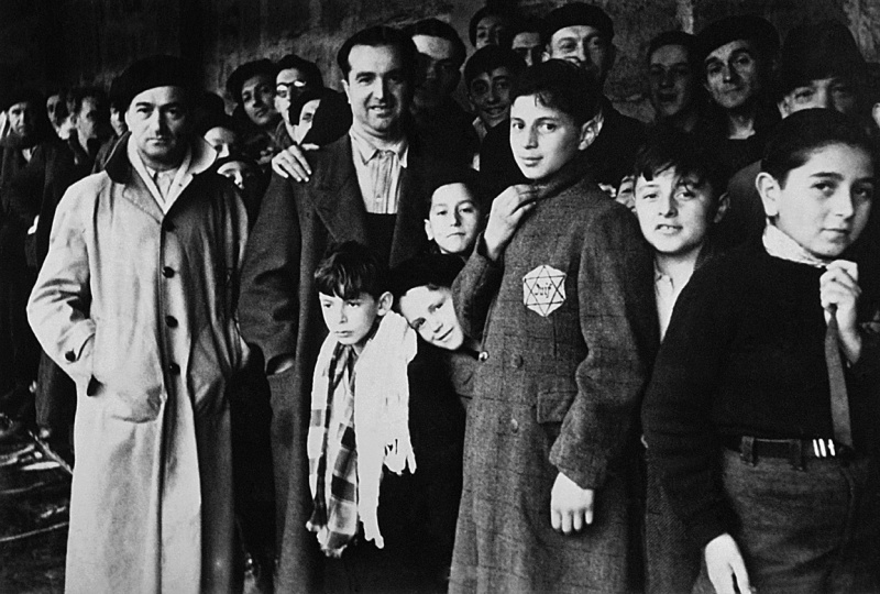 Французские евреи в транзитном лагере Дранси, перед отправкой в концлагерь. 1942 г. 
