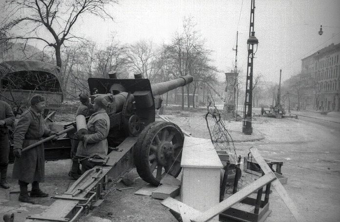 Советские артиллеристы на площади Кальвария в Будапеште. Январь 1945 г.