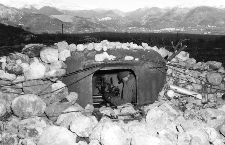 Американский солдат в захваченном немецком ДОТе на линии «Густав» в Италии. Февраль 1944 г. 