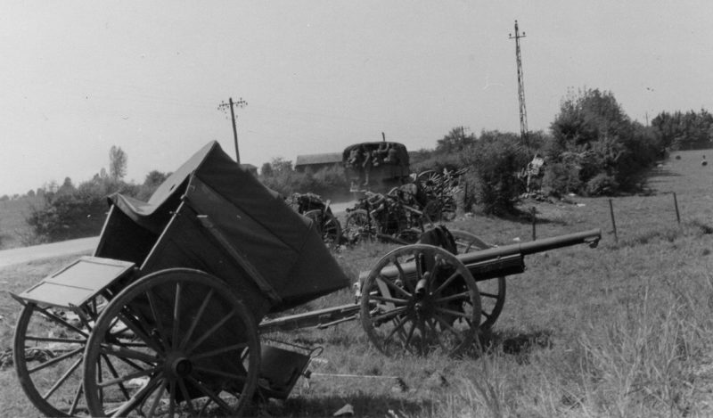 Французское артиллерийское имущество у Брюнамель. Июнь 1940 г.