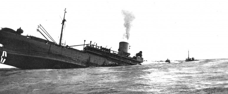 Торпедированный французский транспорт «Вайоминг» тонет в Атлантическом океане. 15 марта 1943 г. 