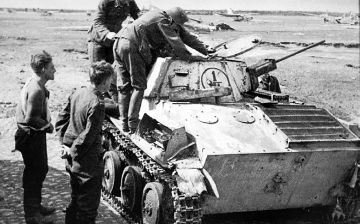Разбитая колонна советских танков «Т-60». Май 1943 г. 
