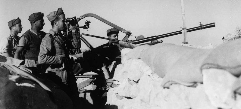 Итальянские артиллеристы у Тобрука. Апрель 1941 г.