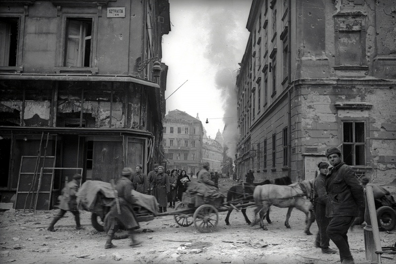 Советские артиллеристы на площади Сервита в Будапеште. Январь 1945 г.
