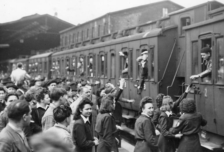 Отъезд французских рабочих в Германию. Париж 3 июня 1943 г.