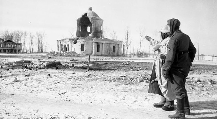 Немцы у развалин Богоявленского собора. Декабрь 1943 г. 