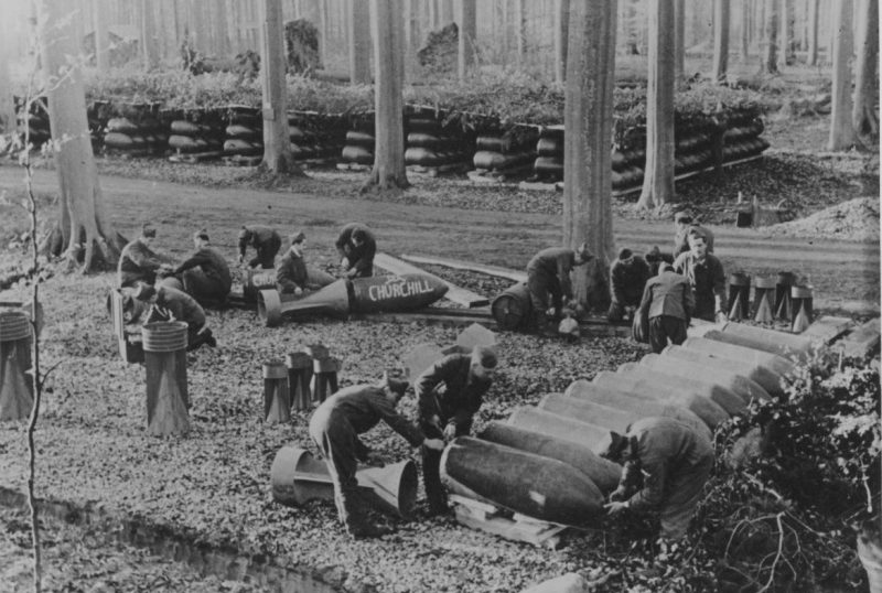 Итальянские оружейники производят сборку авиабомб на аэродроме в Греции. Апрель 1941 г. 