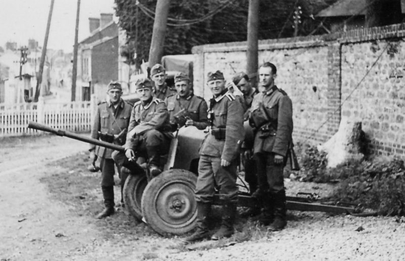 Немецкие солдаты у трофейного орудия. Июнь 1940 г.