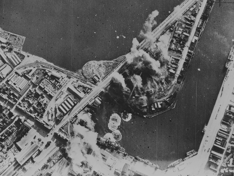 Аэрофотосъемка бомбежки гавани французского города Сен-Мало. 31 июля 1943 г. 