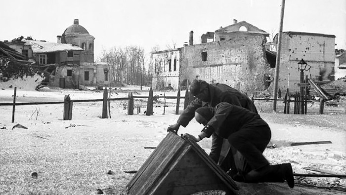 Немцы берут воду из колодца в центре города. Февраль 1944 г. 