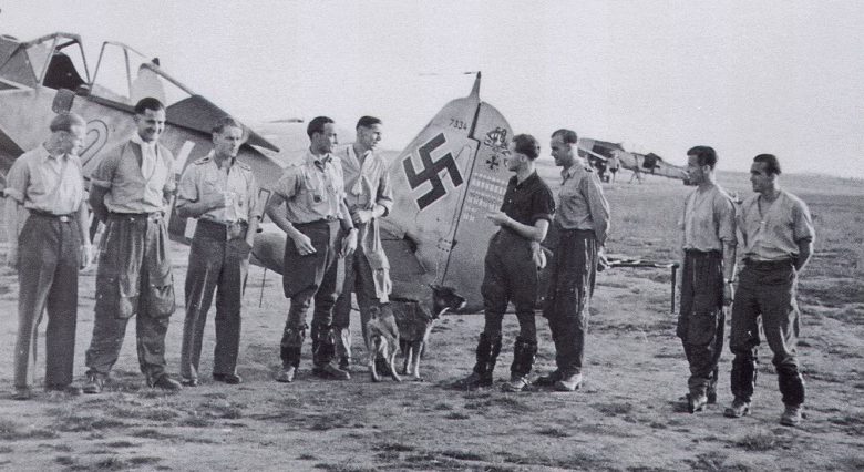 Летчики немецкой истребительной эскадры JG2 на французском аэродроме Ванн. Июль 1943 г. 