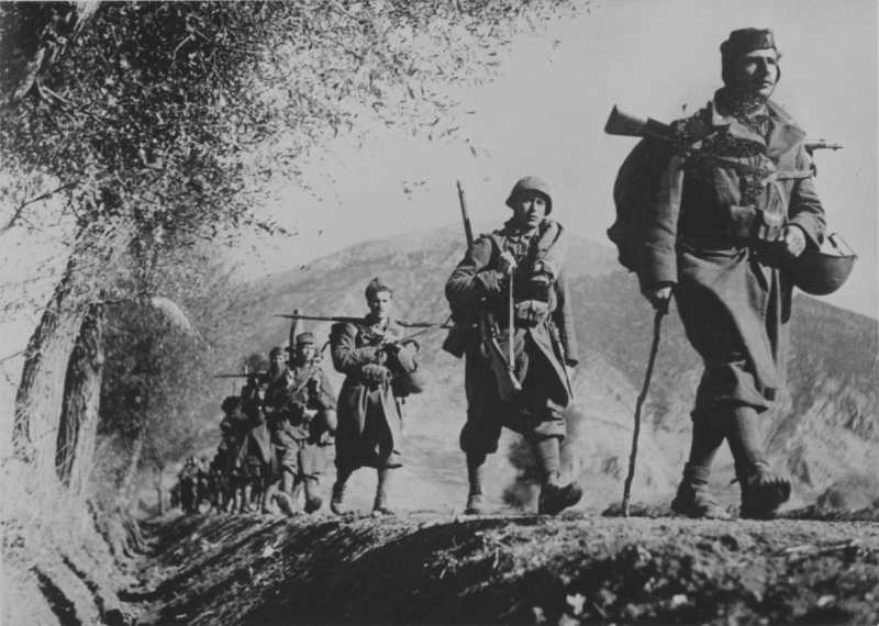 Итальянские войска на марше в Греции. Апрель 1941 г. 