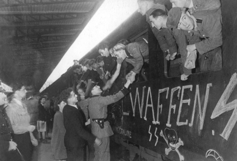Проводы французских добровольцев войск СС на вокзале Парижа. Сентябрь 1943 г. 