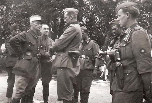 Французские и немецкие офицеры ведут переговоры. Июнь 1940 г.
