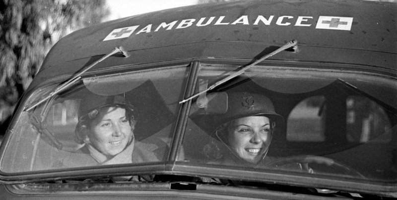 Французские женщины-водители 521-й санитарной роты. Октябрь 1943г. 