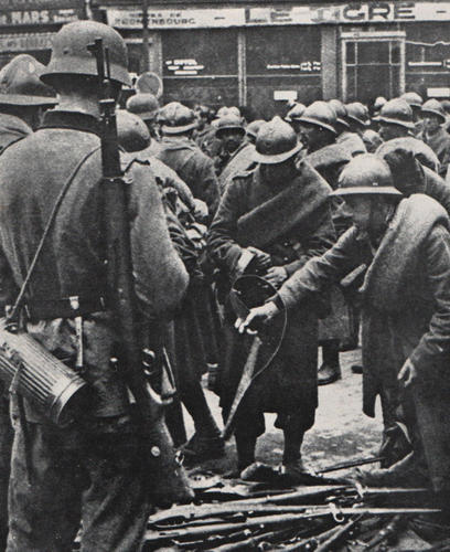 Французские солдаты из гарнизона Вердена сложили оружие перед немцами. Июнь 1940 г. 