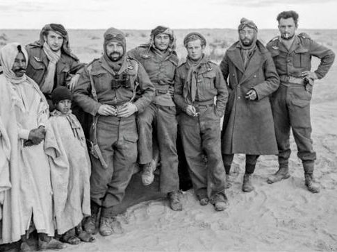 Члены «Французской эскадрильи SAS» в районе Габес-Тозеур в Тунисе. 1943 г. 