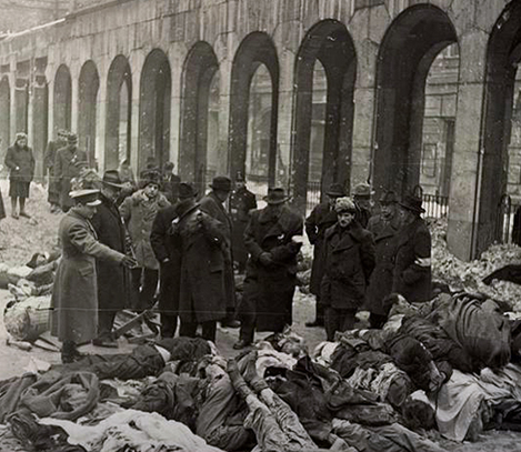 Тела убитых евреев в гетто Будапешта. Январь 1945 г.