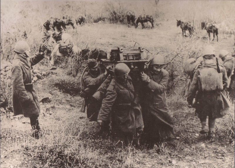 Итальянские войска на марше в Греции. Апрель 1941 г.