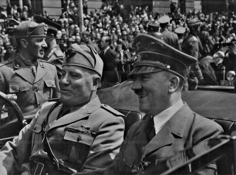 Бенито Муссолини и Адольф Гитлер. Мюнхен, июнь 1944 г.