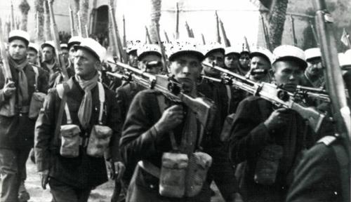 Французские иностранные легионеры на параде в Тунисе. 1943 г.