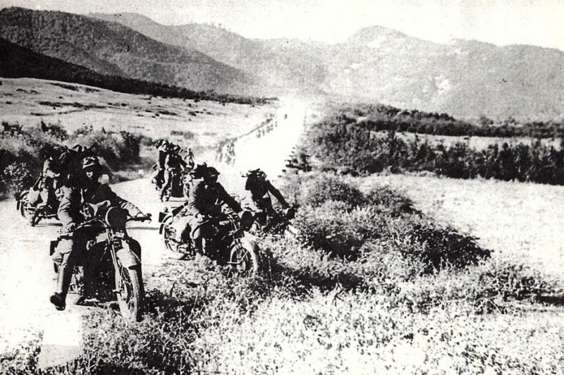 Итальянские войска на марше в Греции. Апрель 1941 г.