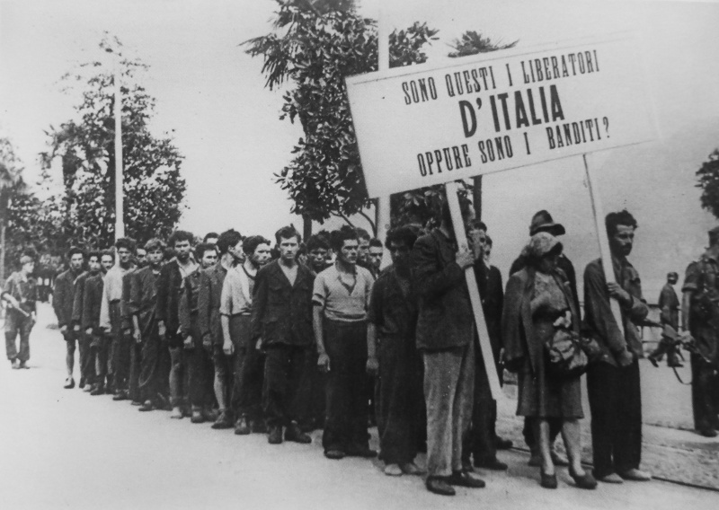 Арестованные итальянцы, подозреваемые в принадлежности к партизанам в городе Вербания. Июнь 1944 г. 