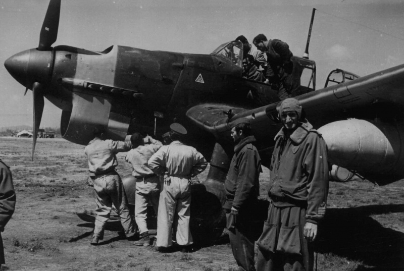 Обслуживание бомбардировщика Юнкерс Ю-87 перед вылетом на аэродроме в Албании. Апрель 1941 г. 