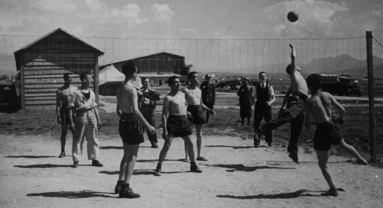 Летчики итальянских ВВС играют в волейбол на аэродроме в Албании. Май 1941 г.