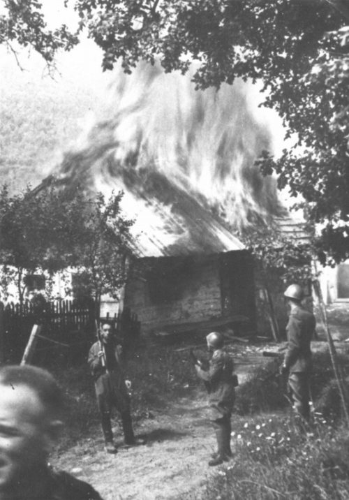 Итальянские солдаты в горящей югославской деревни Риека. Май 1941 г.
