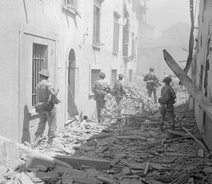 Британская пехота занимает город Импрунеты. 3 августа 1944 г.
