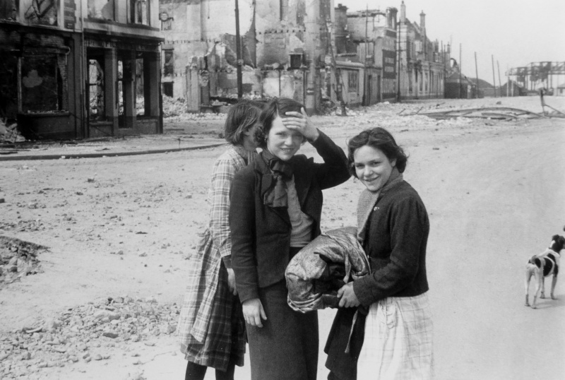 Французские девушки на улице Кале. Май 1940 г.