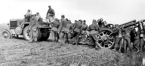 Венгерские солдаты на Восточном фронте с 150-мм гаубицей. Лето 1942 г.