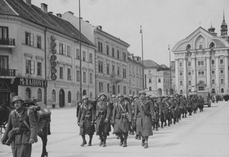 Колонна итальянских солдат на улице оккупированной Любляны. 1941 г. 