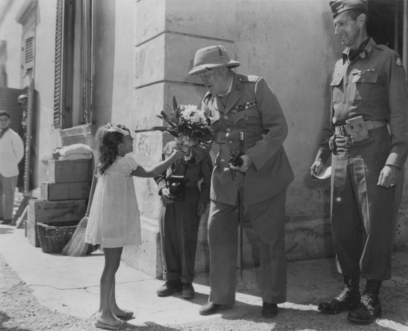 Марта Фишер, живущая в Италии, дарит цветы Уинстону Черчиллю в итальянском городе Кастильончелло. Август 1944 г. 