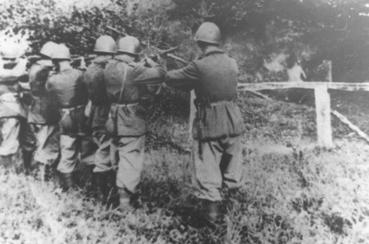 Итальянские солдаты расстреливают заложников в Словении. 1941 г. 