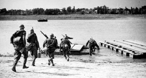 Венгерские солдаты с плотом на Восточном фронте. Лето 1942 г.