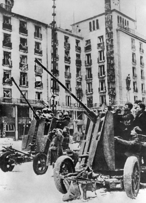 Советские зенитчики в Будапеште. Февраль 1945 г.