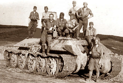 Венгерские солдаты у захваченного советского танка. Лето 1942 г.