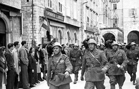 Итальянские солдаты в югославском городе. 1941 г.