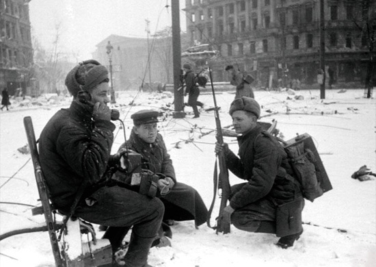 Советские связисты в Будапеште. Февраль 1945 г. 