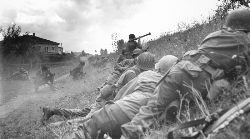 Американские солдаты атакуют немецкое пулеметное гнездо около Альтопачио. Сентябрь 1944 г.