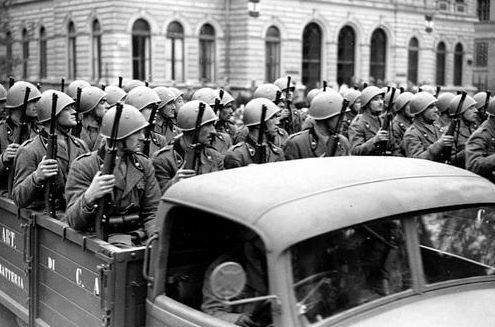 Итальянские солдаты во время парада в Белграде. Май 1941 г.