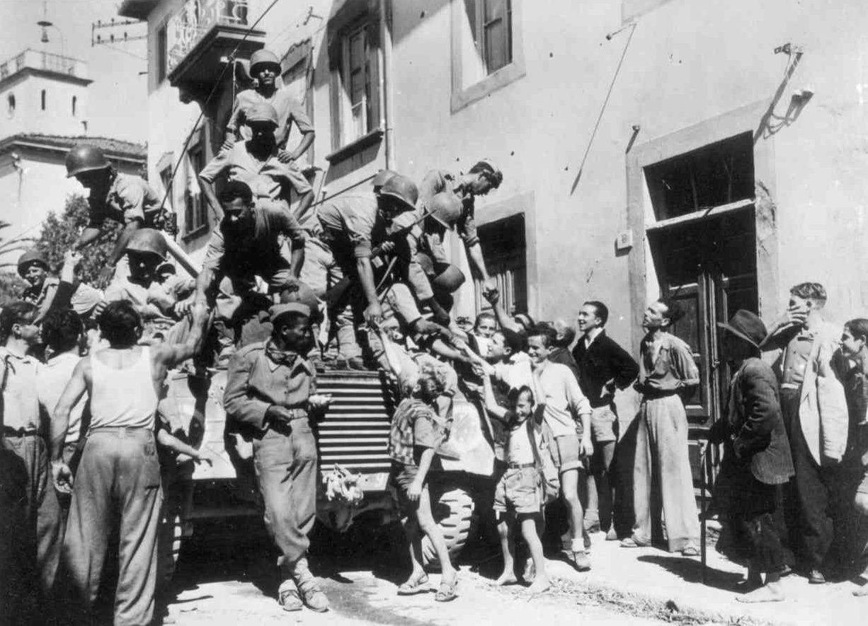 Бразильские войска прибывают в город Массароза. Сентябрь 1944 г.