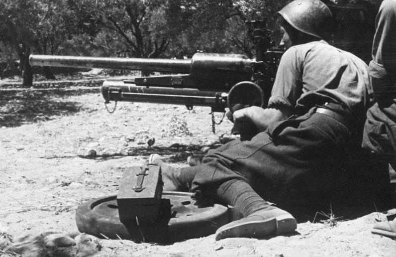 Расчет 47-мм противотанковой пушки на позиции в оливковой роще на Крите. Май 1941 г. 