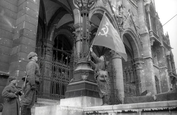 Советские автоматчики водружают знамя у венгерского парламента в Будапеште. Февраль 1945 г.