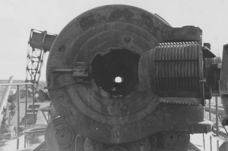 Вид на казенную часть итальянского 381-мм орудия береговой обороны в районе Виареджо. Октябрь 1944 г. 