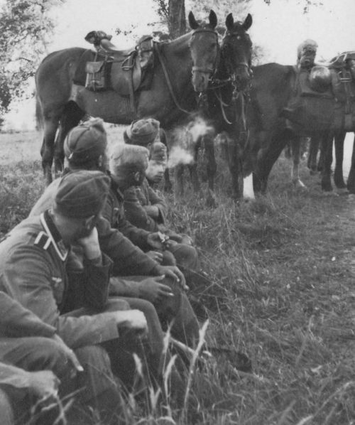 Немецкие кавалеристы на привале. Июнь 1940 г.